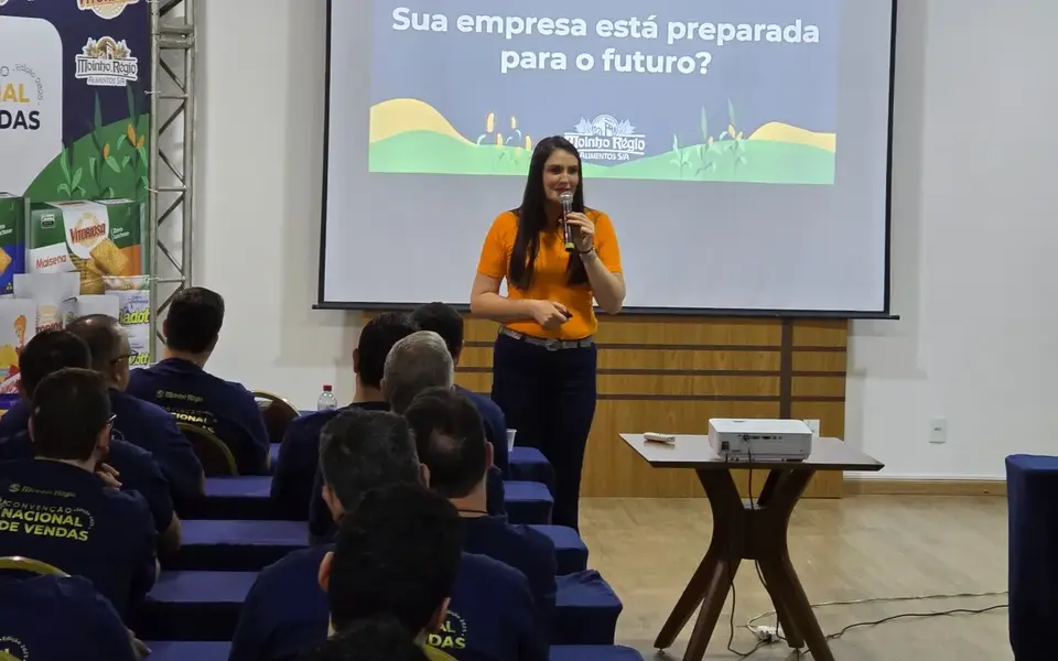 Adriane Colossetti palestrando em uma convenção de vendas