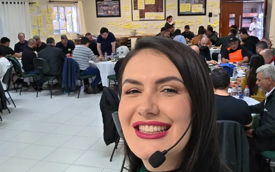 Workshop com participantes trabalhando em grupos